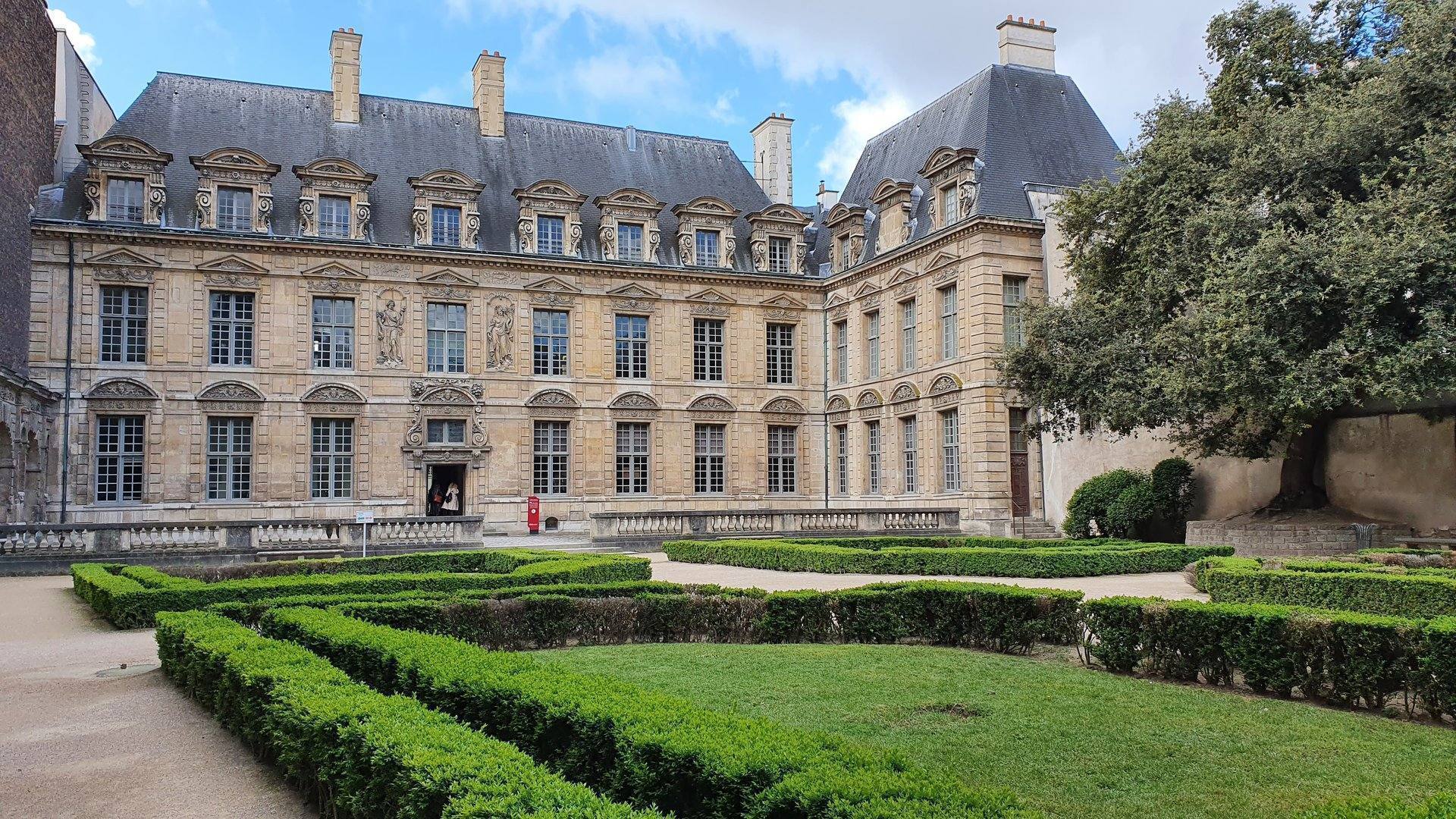Hôtel de Sully courtyard